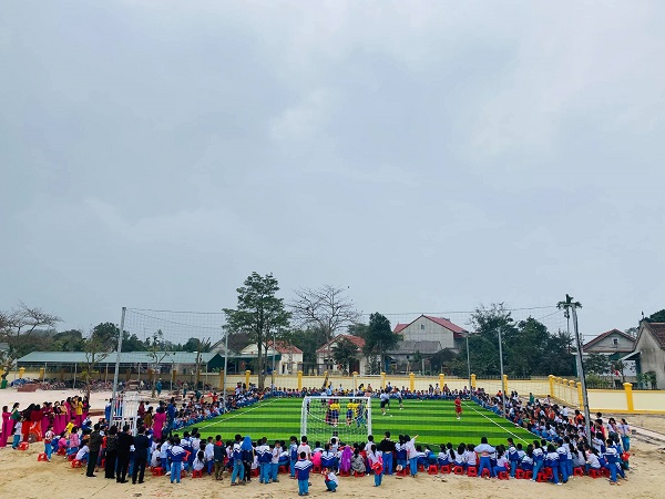 Bàn giao sân bóng đá tại trường tiểu học Làng Sen và trường THCS Thanh Hương